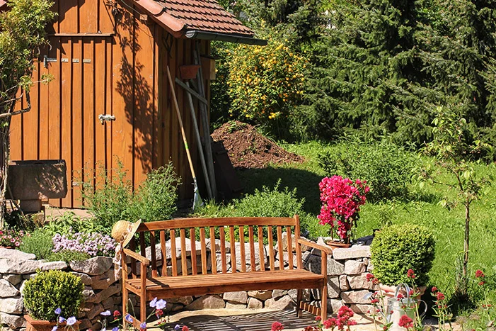 Garten mit Gartenhaus und Holzbank